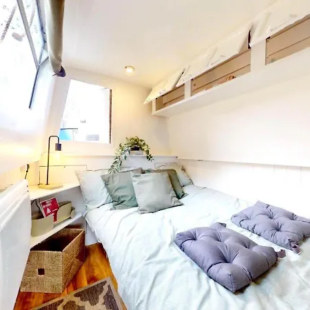 Botel Executive Houseboat In Little Venice London