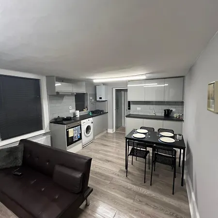 Super 2 Bed Flat London