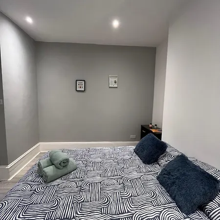 Super 2 Bed Flat Apartment London