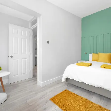 Waterside 4 Bed Apartment London