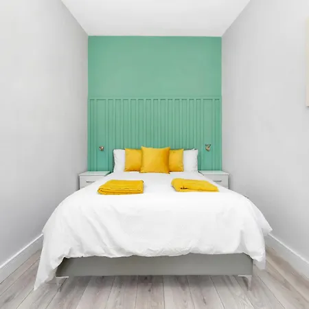 Waterside 4 Bed London
