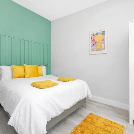 Waterside 4 Bed * London