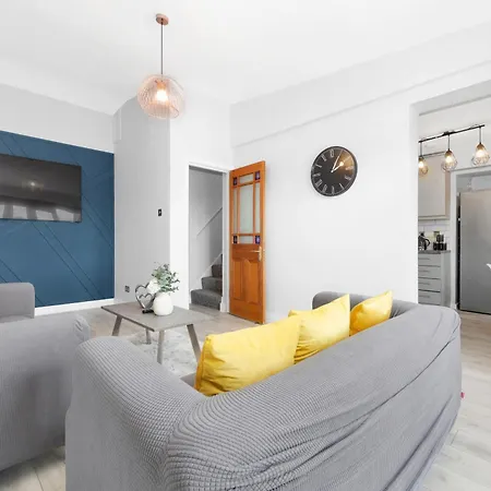 Waterside 4 Bed Apartment London