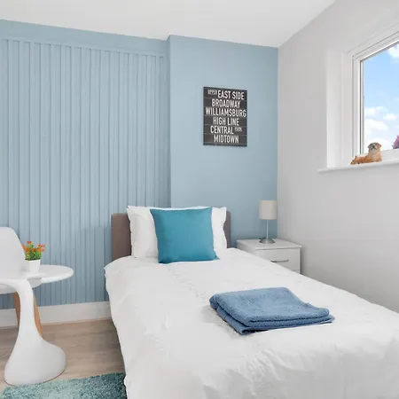 Waterside 4 Bed Apartment *