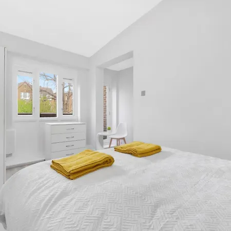 Waterside 4 Bed * London