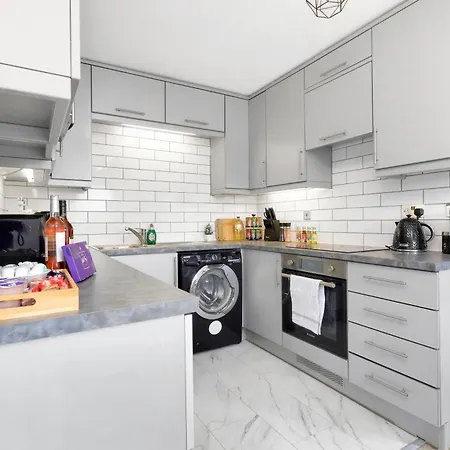 Waterside 4 Bed Apartment *