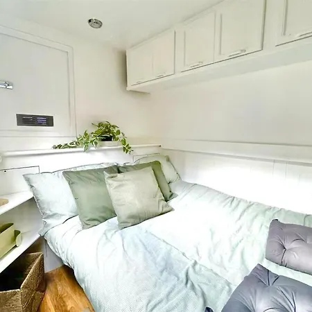 Executive Houseboat In Little Venice
