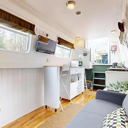 Executive Houseboat In Little Venice