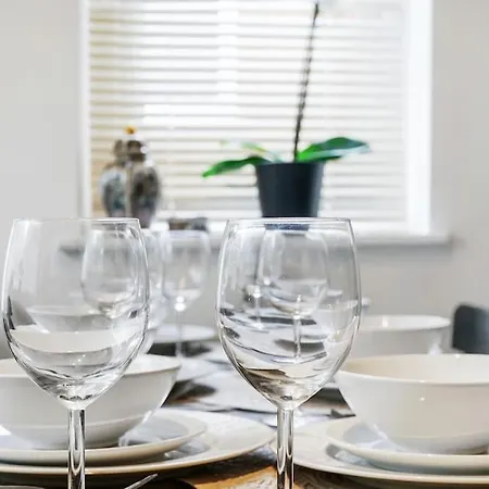 2 Bed Garden Flat Sleeps 6 Close To Brixton Apartment London