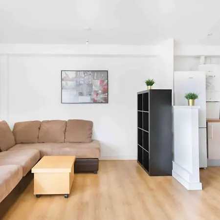 Spacious 2 Bedroom In Near Tube Apartment