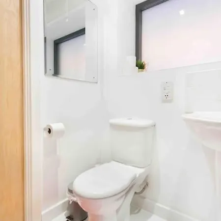 Spacious 2 Bedroom In Near Tube Apartment *