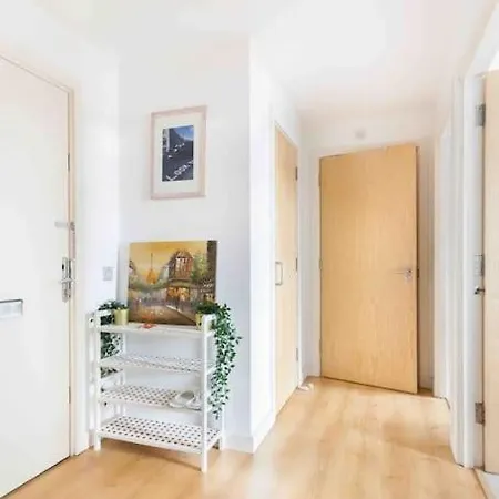 Apartment Spacious 2 Bedroom In Near Tube