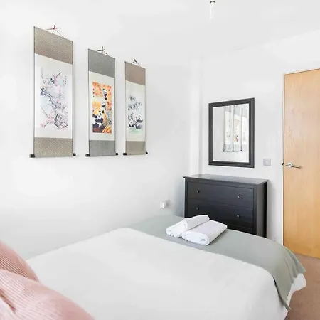 Spacious 2 Bedroom In Near Tube *