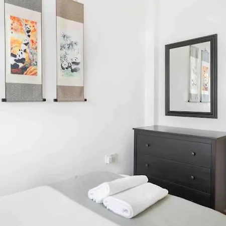 Spacious 2 Bedroom In Near Tube Apartment London