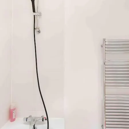 Spacious 2 Bedroom In Near Tube