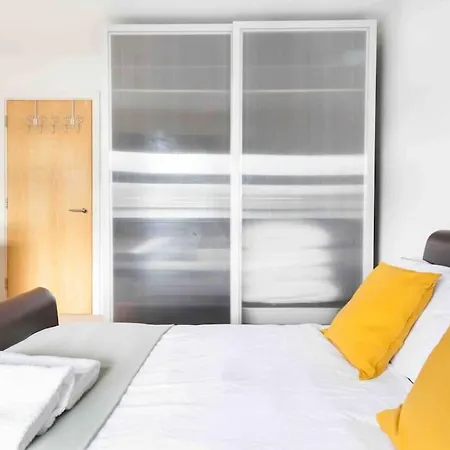 Spacious 2 Bedroom In Near Tube Apartment