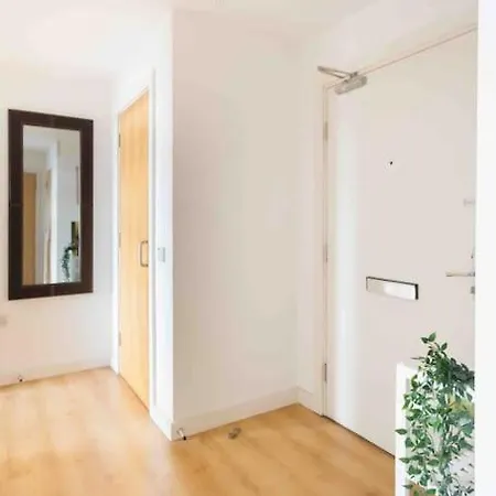 Spacious 2 Bedroom In Near Tube Apartment *