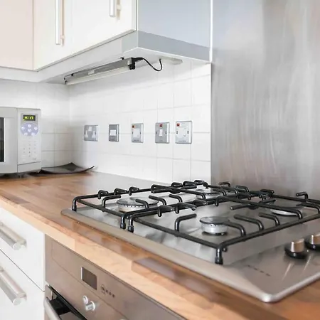 Spacious 2 Bedroom In Near Tube * London