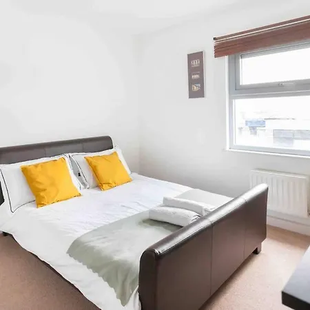 Apartment Spacious 2 Bedroom In Near Tube