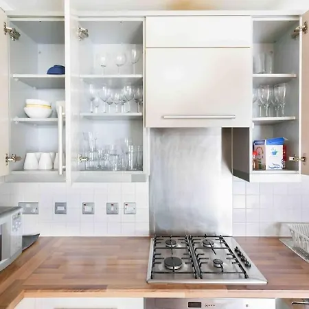 Spacious 2 Bedroom In Near Tube Apartment