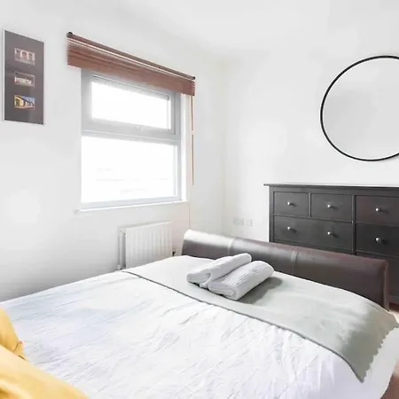Spacious 2 Bedroom In Near Tube *