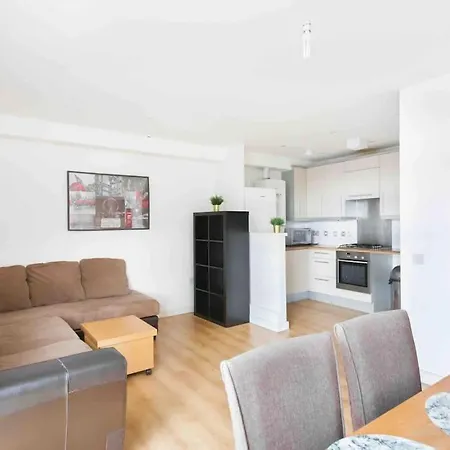 Spacious 2 Bedroom In Near Tube * London