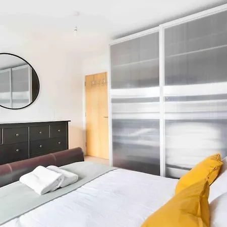 Spacious 2 Bedroom In Near Tube * London