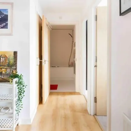 Spacious 2 Bedroom In Near Tube Apartment London