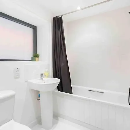 Spacious 2 Bedroom In Near Tube
