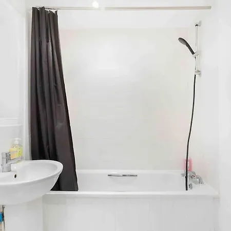 Spacious 2 Bedroom In Near Tube Apartment *