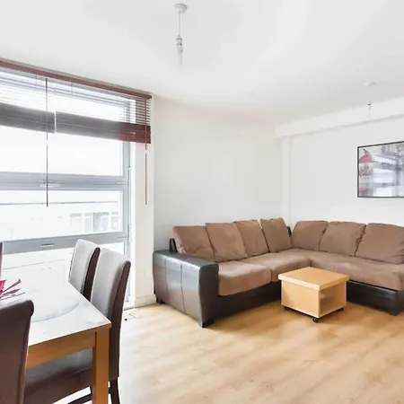 Spacious 2 Bedroom In Near Tube London