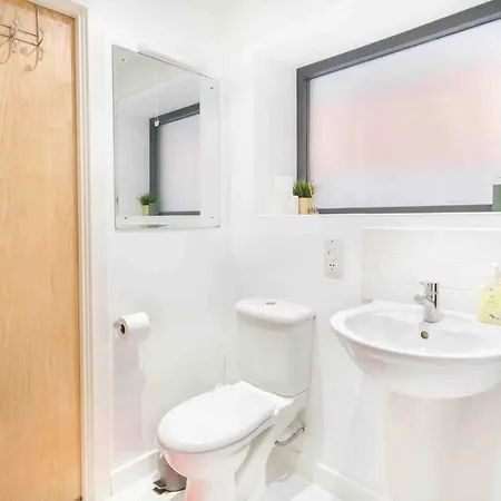 Spacious 2 Bedroom In Near Tube Apartment