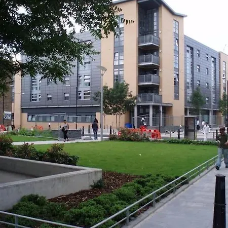 Apartment Spacious 2 Bedroom In Near Tube *