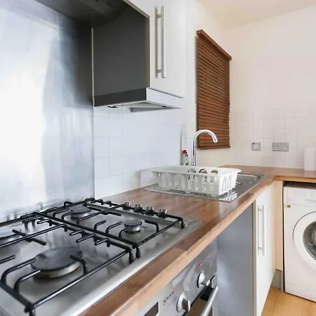 Spacious 2 Bedroom In Near Tube *