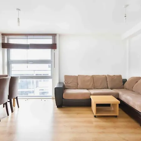 Spacious 2 Bedroom In Near Tube * London
