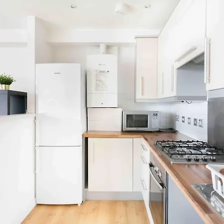 Apartment Spacious 2 Bedroom In Near Tube *