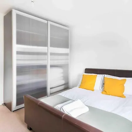 Spacious 2 Bedroom In Near Tube London