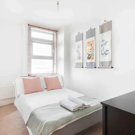 Spacious 2 Bedroom In Near Tube * London