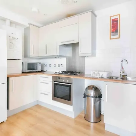 Spacious 2 Bedroom In Near Tube London