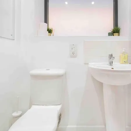 Spacious 2 Bedroom In Near Tube Apartment London