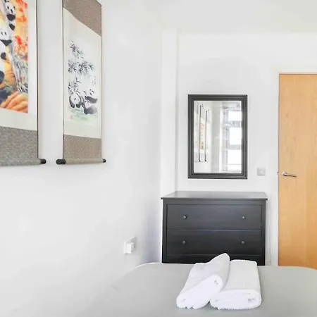 Spacious 2 Bedroom In Near Tube *