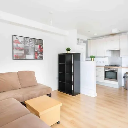 Apartment Spacious 2 Bedroom In Near Tube London