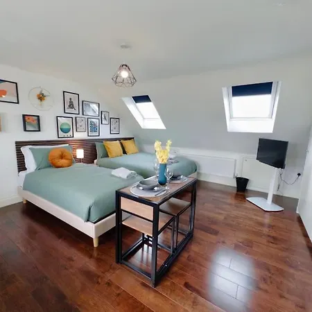 Superb Loft 30min To London