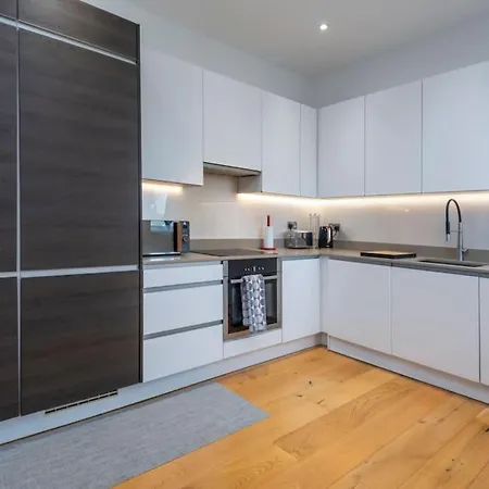 Modern 3 Bed Flat In Apartment
