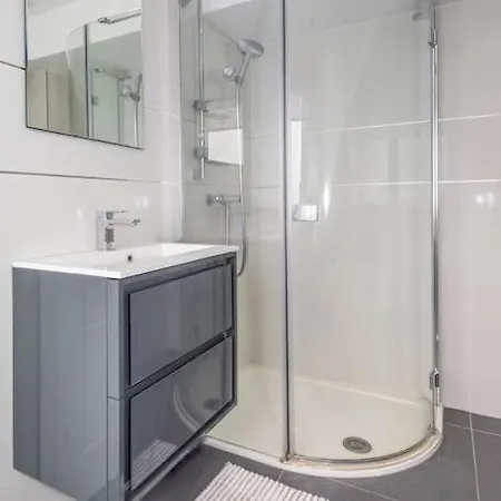 Apartment Modern 3 Bed Flat In *