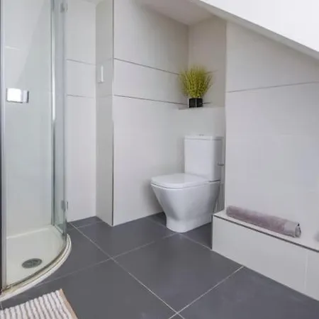 Modern 3 Bed Flat In Apartment *