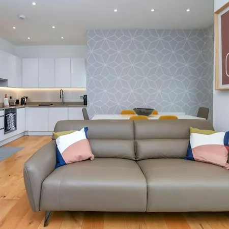 Modern 3 Bed Flat In Apartment Finchley