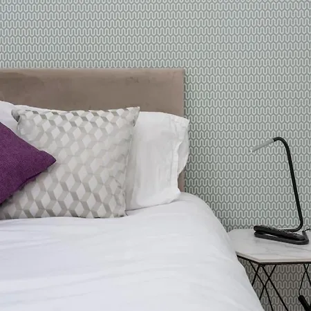 Modern 3 Bed Flat In Apartment *