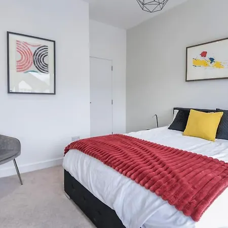 Modern 3 Bed Flat In *