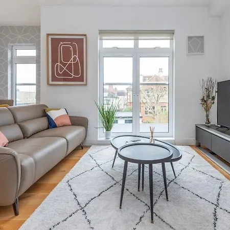 Modern 3 Bed Flat In *